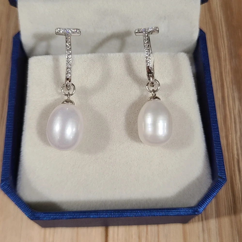🤍🩶NEW🤍🩶BEAUTIFUL!! T Huggies with CZ'S and Freshwater Pearl Earrings - Picture 11 of 14